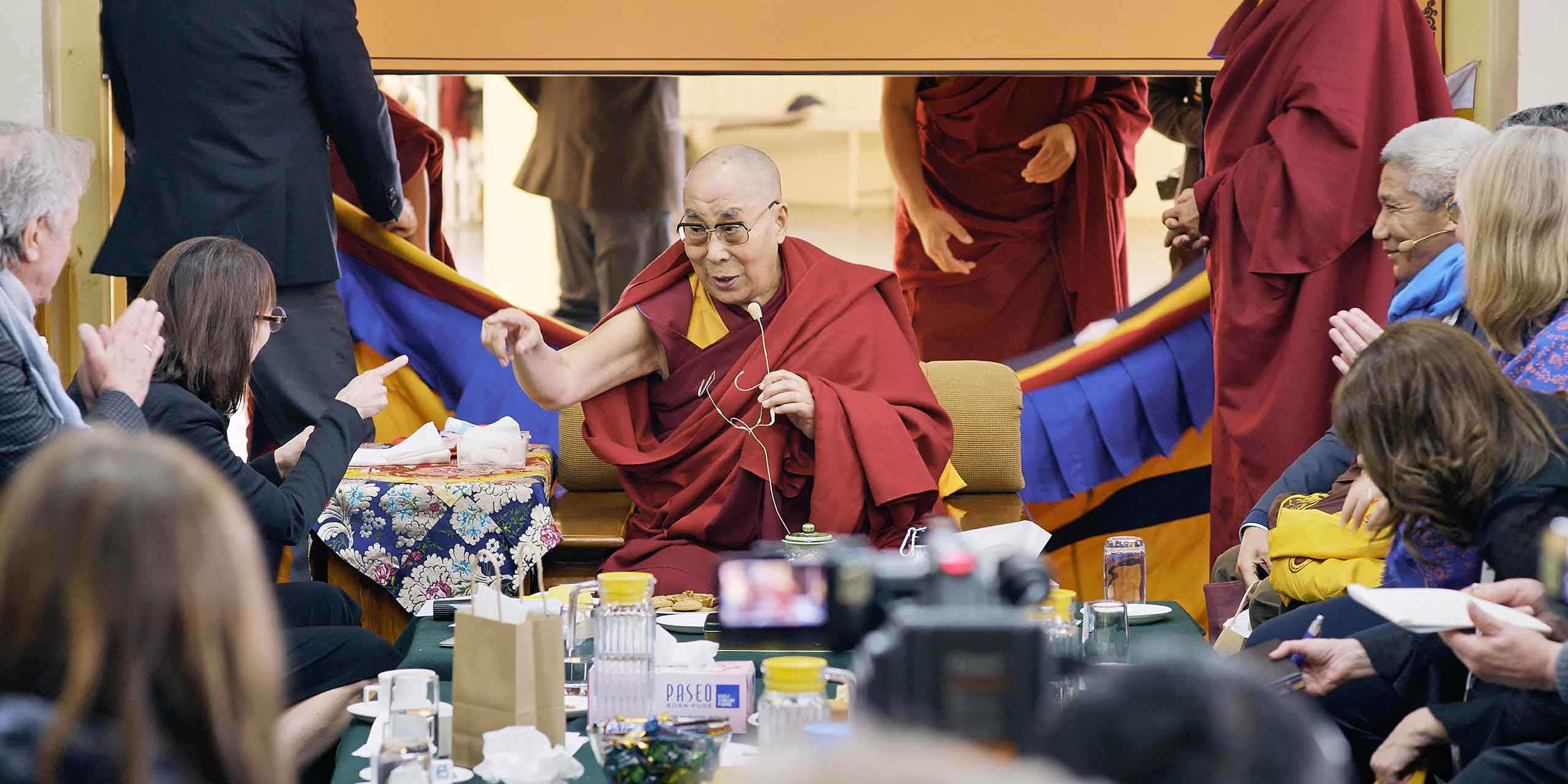 Der Dalai Lama mit Teilnehmern der Mind & Life-Konferenz · Dharamsala · Indien Der Dalai Lama mit Teilnehmern der Mind & Life-Konferenz · Dharamsala · Indien