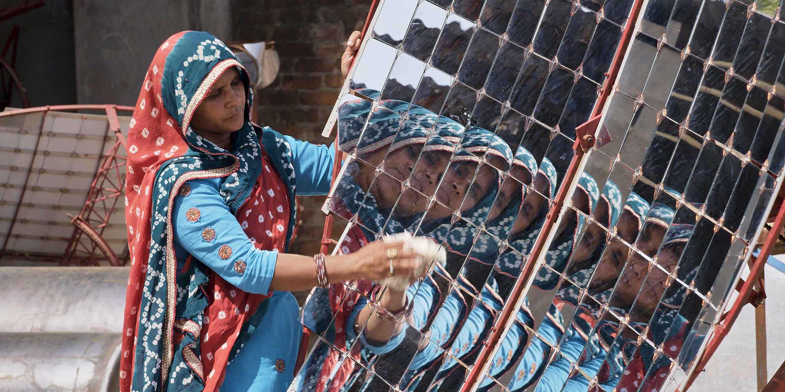 Eine der „Solar Mamas“ bei der Herstellung eines Solarkochers. Eine der „Solar Mamas“ bei der Herstellung eines Solarkochers.
